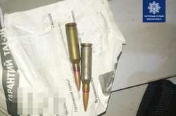 Правоохоронці виявили у громадянина паперовий згорток з патронами