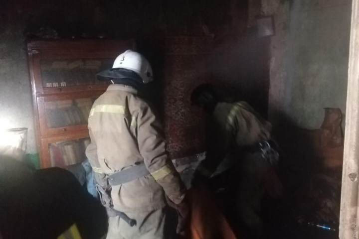 У центрі Одеси сталася пожежа у старовинному будинку: постраждав чоловік