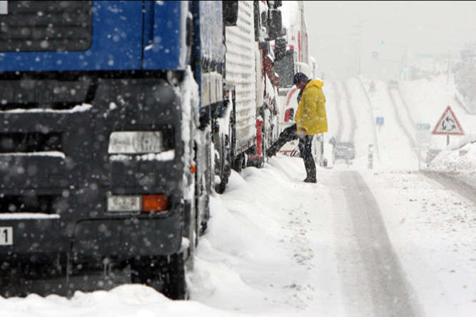 Через снігопад на Рівненщині обмежили рух вантажівок 