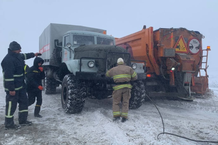 Снігопад заблокував проїзд вантажівок на Львівщині