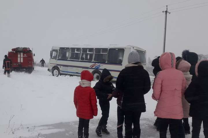 Снігові пастки: рятувальники у двох областях витягали з заметів шкільні автобуси з дітьми 
