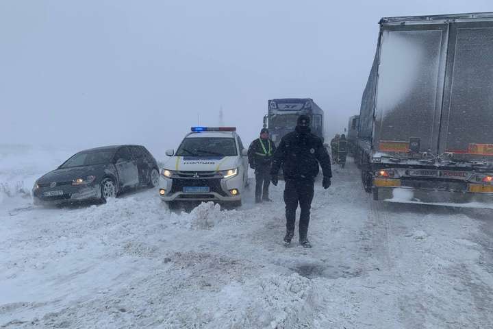На трасі Київ-Чоп у сніговому полоні опинилися сотні вантажівок