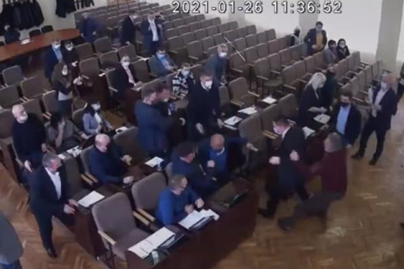 На Харківщині побилися депутати міськради, мера повалили на підлогу (відео)