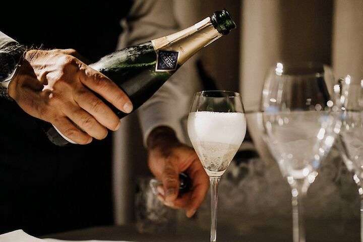 В Україні зросли ціни на ігристі вина на 22% - В Україні подорожчали ігристі вина: скільки коштуватиме пляшка «шампанського»