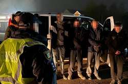  Оперативники поліції та працівники прикордонної служби затримали українців, які хотіли переправити нелегальних мігрантів до країн ЄС. Листопад 2020 року  