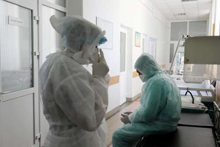 В Украине каждый 20 инфицированный коронавирусом – медик