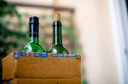 Українцям заборонять надсилати алкоголь і сигарети закордон 