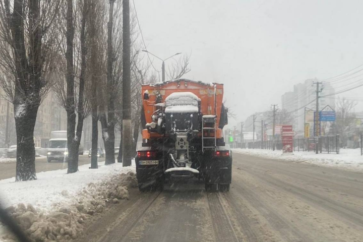 На Одещині техніка не встигає прибирати сніг. Водіям радять перечекати непогоду (відео)