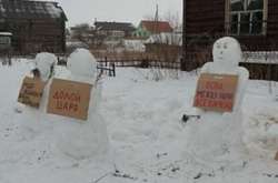 Фігури зі снігу активістка зліпила під вікнами свого будинку, а фото розмістила у соцмережі 