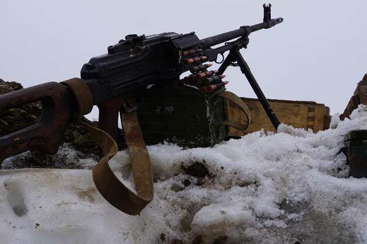 Окупанти на Донбасі шість разів обстріляли з гранатометів українських захисників