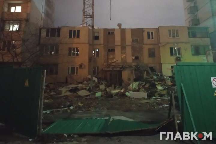 Демонтаж будинку на Позняках: небезпечне місце перетворилось на прохідний двір (фото)