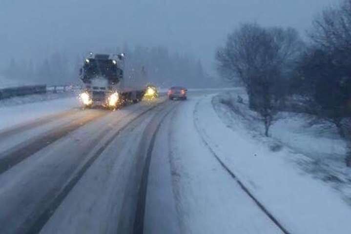 «Укравтодор» закрив рух на дорогах в Одеській області через сніг