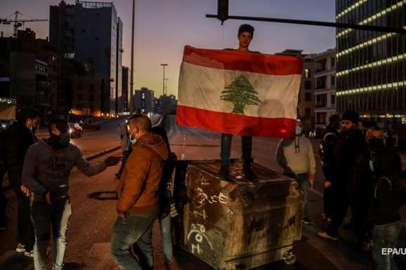У Лівані протестувальники закидали поліцію бойовими гранатами