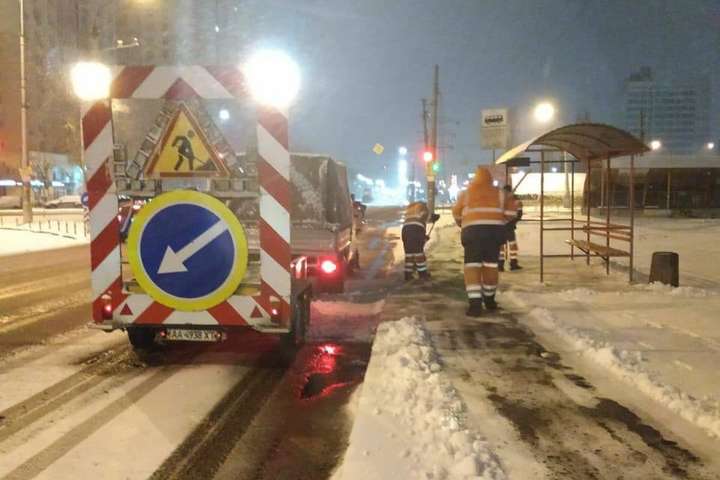 Снігопад у Києві: як дорожники зустріли негоду (фото)