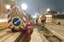 На вулицях Києва працюють 359 одиниць спецтехніки і бригади з ручного прибирання