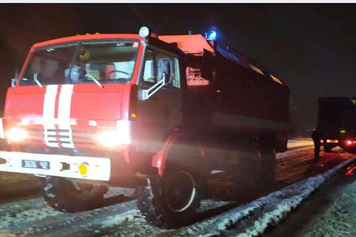  На Миколаївщині через снігопади утворився затор із ста вантажівок