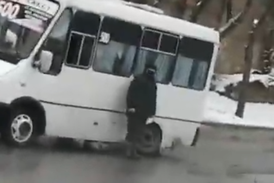 У засніженому Кропивницькому в маршрутки під час руху відірвалося колесо (відео)
