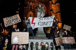Заборона абортів у Польщі набула чинності. Люди знову вийшли на протести
