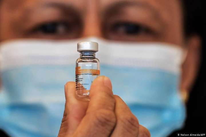 Вакцина на продаж. Хто в Україні щепиться від Сovid-19 найшвидше