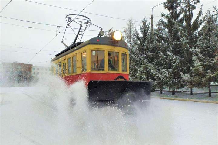 Київ засипає снігом: як курсує громадський транспорт