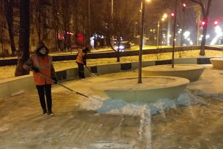 На розчищення Києва від снігу вийшли майже 5 тис. комунальників (фото)