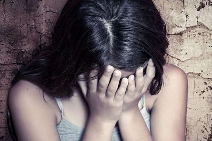 На Прикарпатті 11-річна дівчинка народила від пенсіонера, що регулярно її ґвалтував