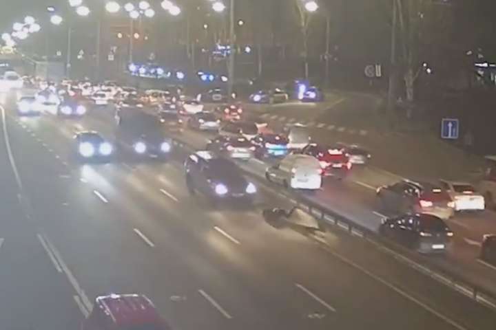 Перебіг чотири смуги й переліз відбійник: у Києві чоловік потрапив під авто (відео)
