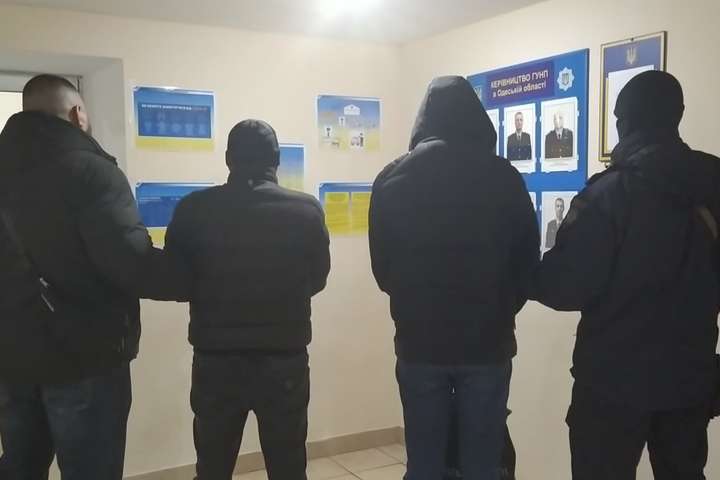 В Одесі затримали трьох іноземців, які намагалися обікрасти квартиру (фото, відео)