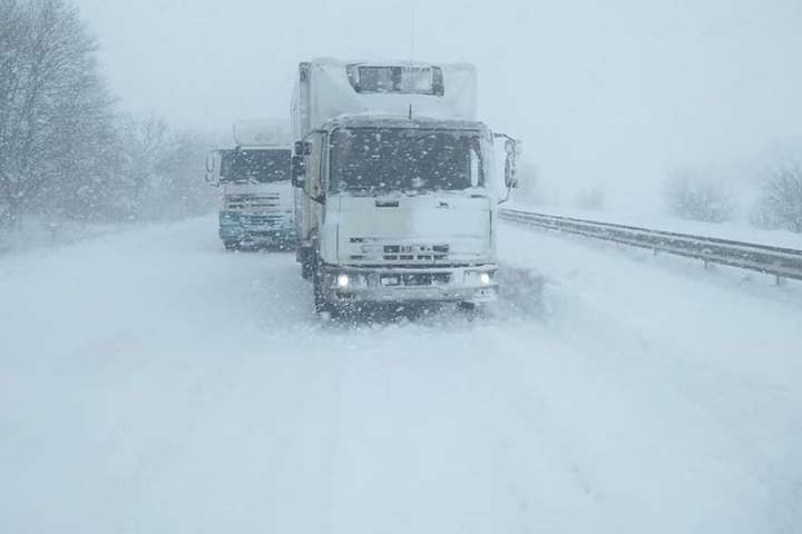 Стоїть сотня вантажівок. На трасі Київ-Одеса снігопад паралізував рух