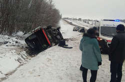 Негода вирує: на Полтавщині перекинувся мікроавтобус, є постраждалі