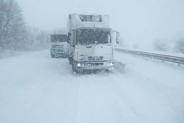 Стоит сотня грузовиков. На трассе Киев-Одесса снегопад парализовал движение