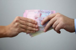 Чиновникам загрожує  від 3 до 7 років позбавлення волі з позбавленням права обіймати певні посади чи займатися певною діяльністю на строк до 3 років 