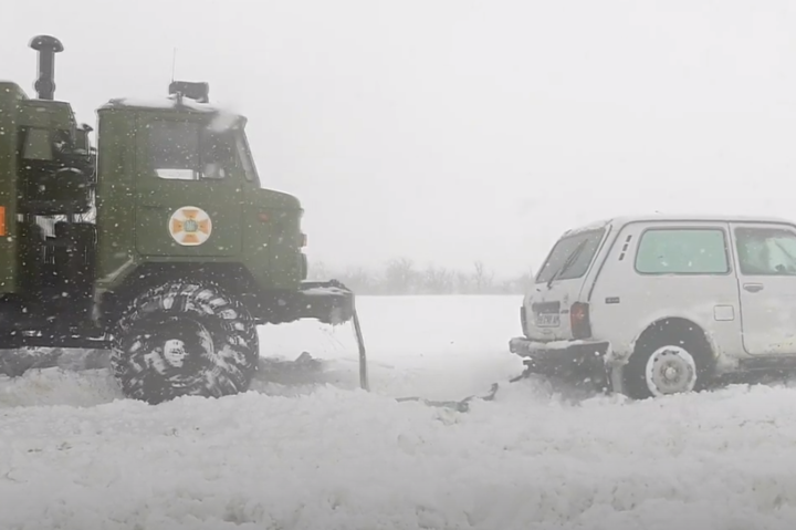 Україна в снігах. Що відбувається на дорогах Миколаївщини (відео)