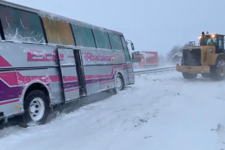 Непогода в Україні: на трасі Київ – Одеса у сніговому заметі застряг автобус (відео)