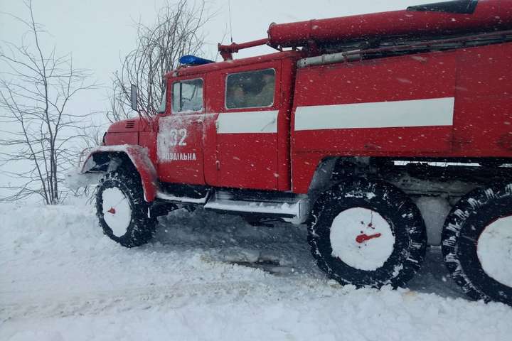 Снігова пастка: на півдні України перекритий рух деякими дорогами