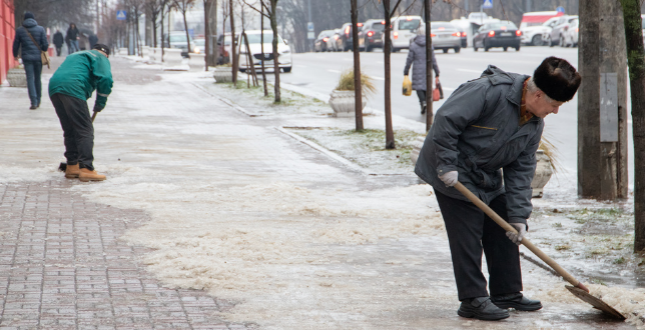 За неприбраний сніг у столиці оштрафували за добу 60 підприємців