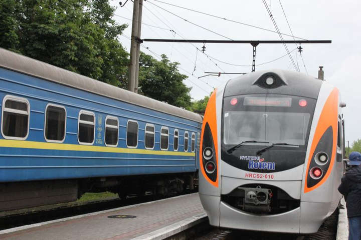 «Укрзалізниця» через негоду збільшила кількість місць у поїздах, які прямують з Одеси