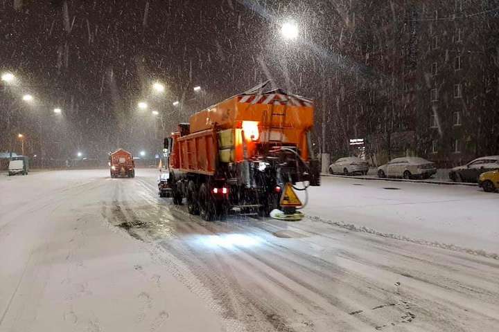 Як дорожники рятують Київ зі снігового полону (фото)