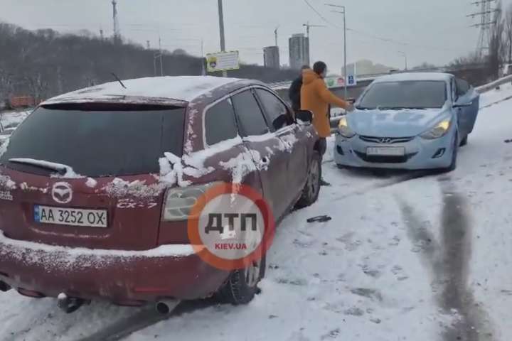 Жертви ожеледиці: у Києві Hyundai занесло у відбійник (відео)