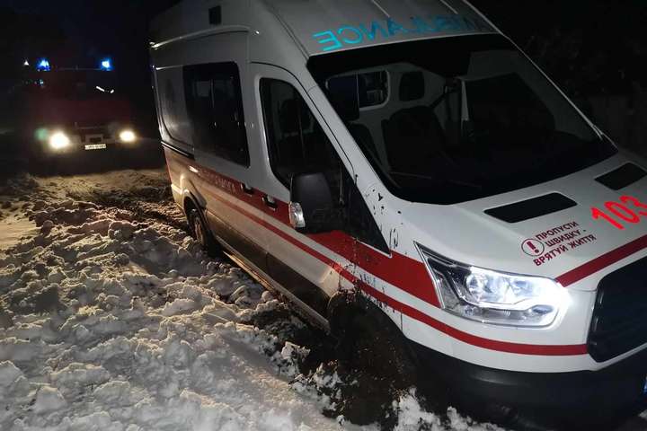 На Київщині рятувальники витягують автівки зі снігових пасток (фото, відео)