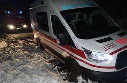 У Баришівському районі рятувальники витягли «швидку» зі снігової пастки 