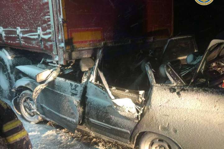 Негода на Черкащині: легковик в’їхав під вантажівку, троє осіб у лікарні (фото)