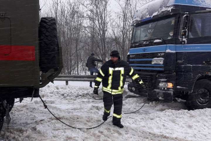  На трасі Одеса-Київ у снігових заметах застрягли 300 фур