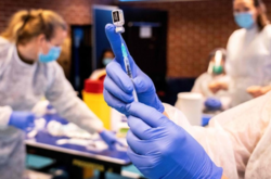 В уряді обіцяють розпочати вакцинацію у лютому 