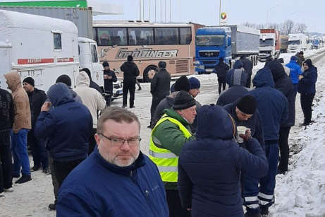 Під Одесою рятувальники нагодували водіїв фур, що застрягли на Київській трасі
