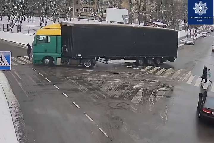 У Києві вантажівка знесла жінку на переході (відео)