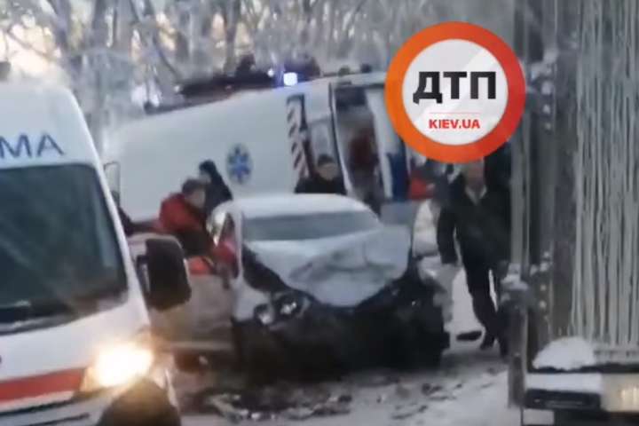 Смертельна ДТП на засніженій дорозі під Києвом: автівки зіткнулися лоб у лоб (відео)