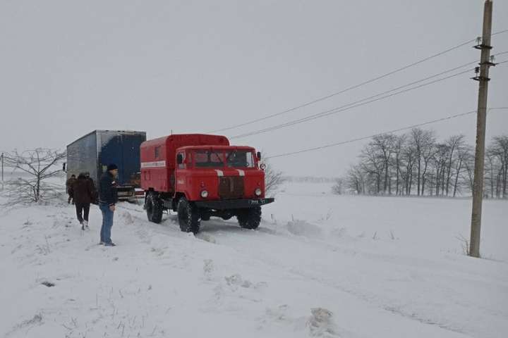 Снігопад в Україні: без світла залишаються понад 350 населених пунктів