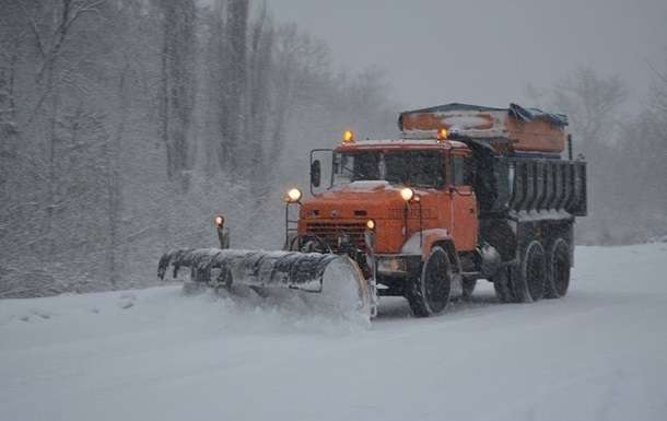 Снігопад в Україні: у трьох областях досі обмежений рух