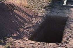 На Тернопільщині чоловік помер у власноруч викопаній могилі